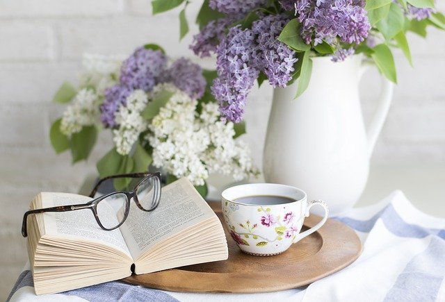 花と本とメガネ