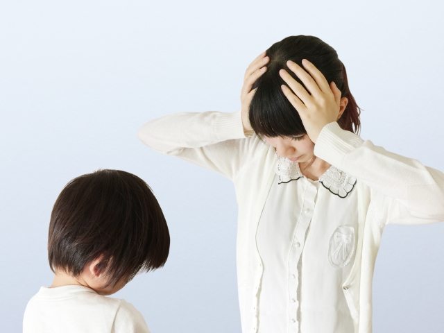 子供と頭をかかえる親