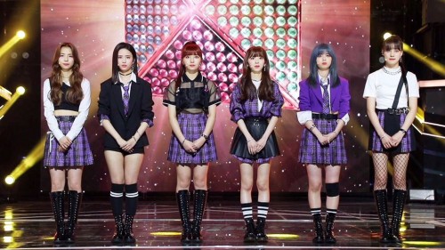 女性6人が立っている