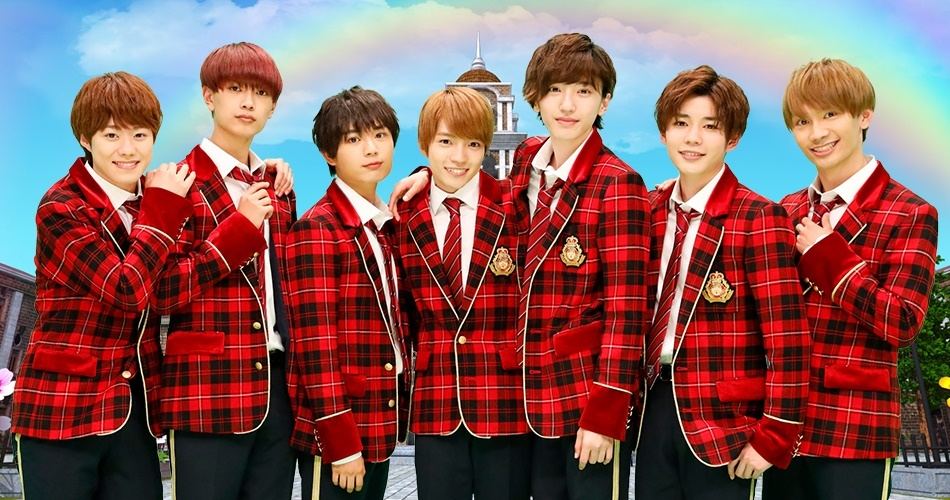 7人の男性が立っている