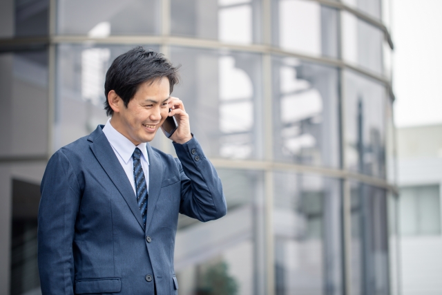 電話で話すビジネスマン