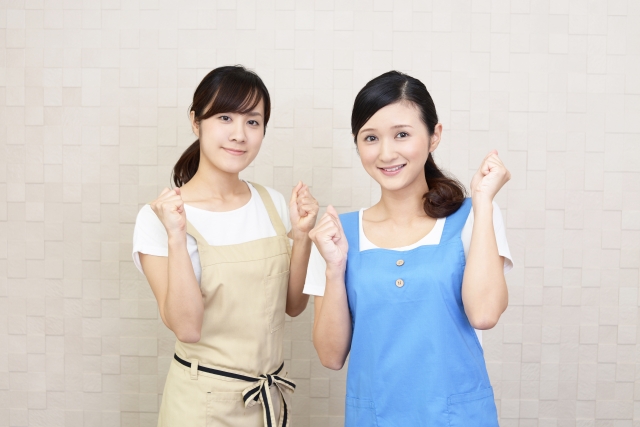 ガッツポーズの女性
