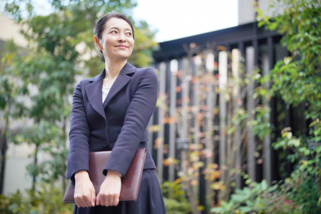 スーツ姿の女性