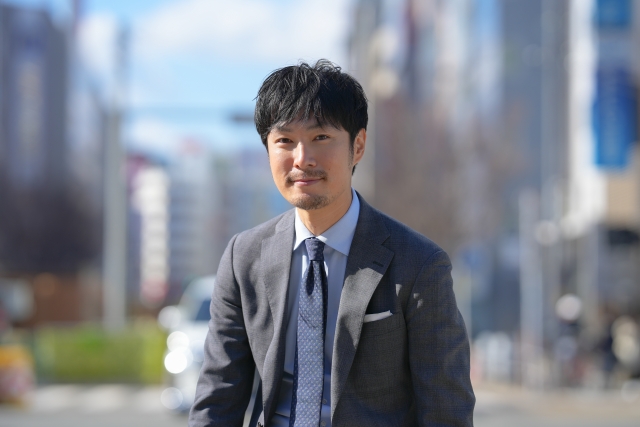 ニヤつく男性