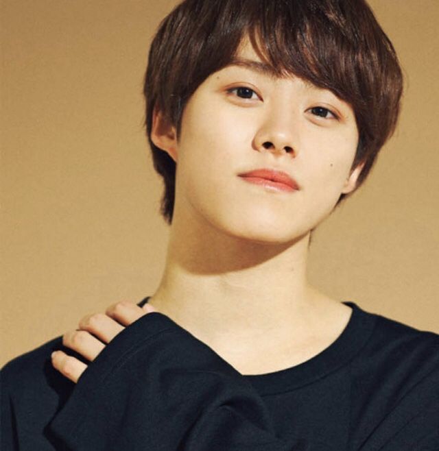 すました男性