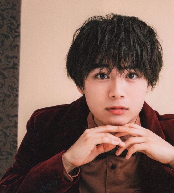 前を見据える男性