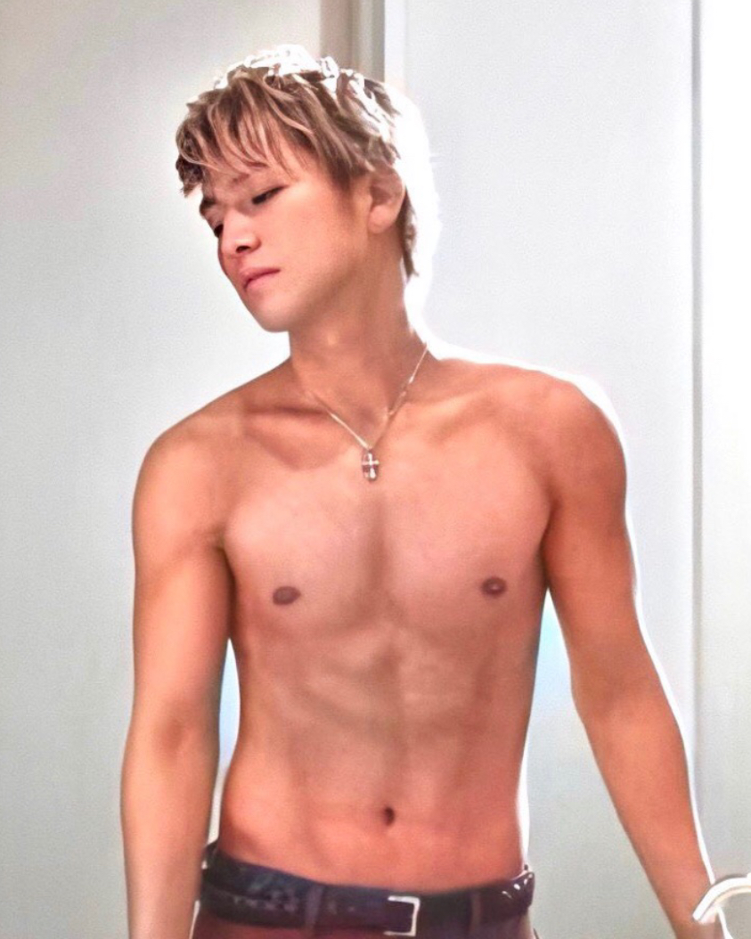 金髪の男性