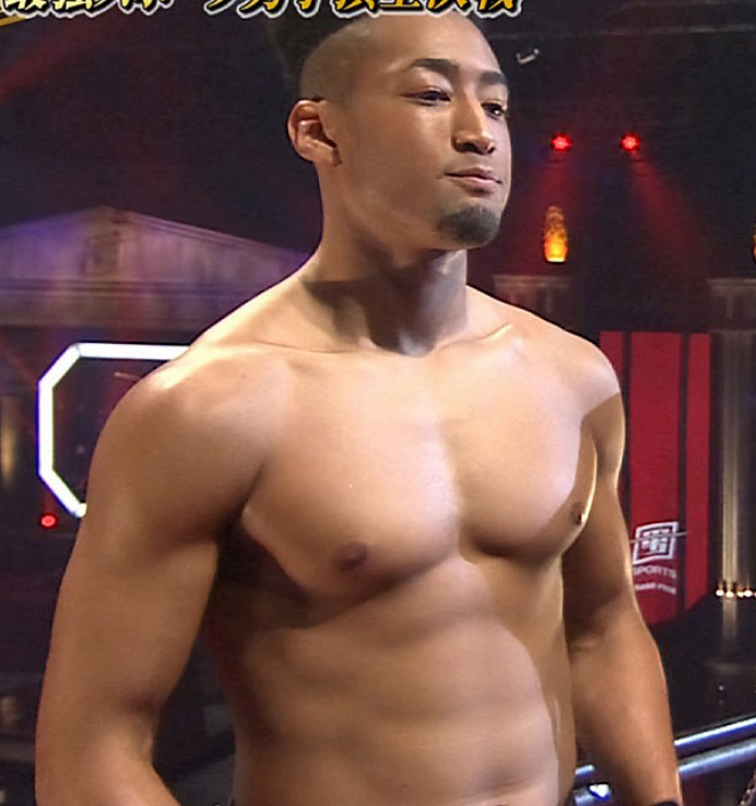 坊主頭の男性