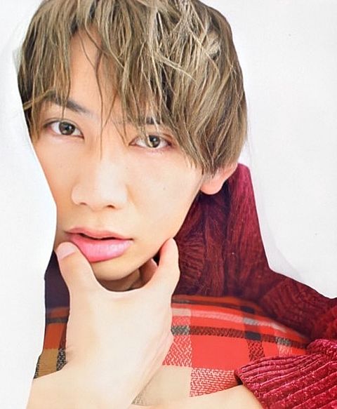 唇触る男性