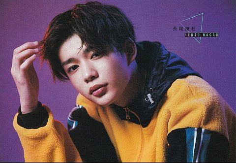髪を触る男性