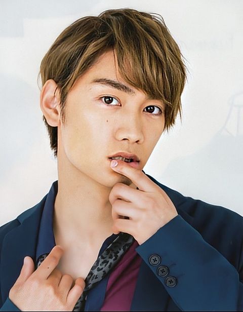 口を触る男性