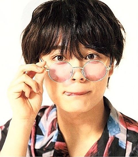 メガネを触る男性
