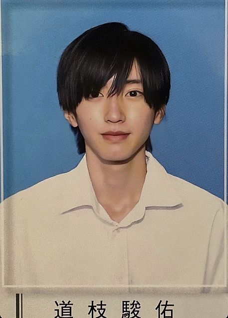 前を向く男性