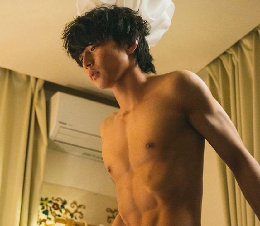 バンダナを巻いた男性