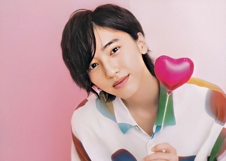 微笑みかける男性