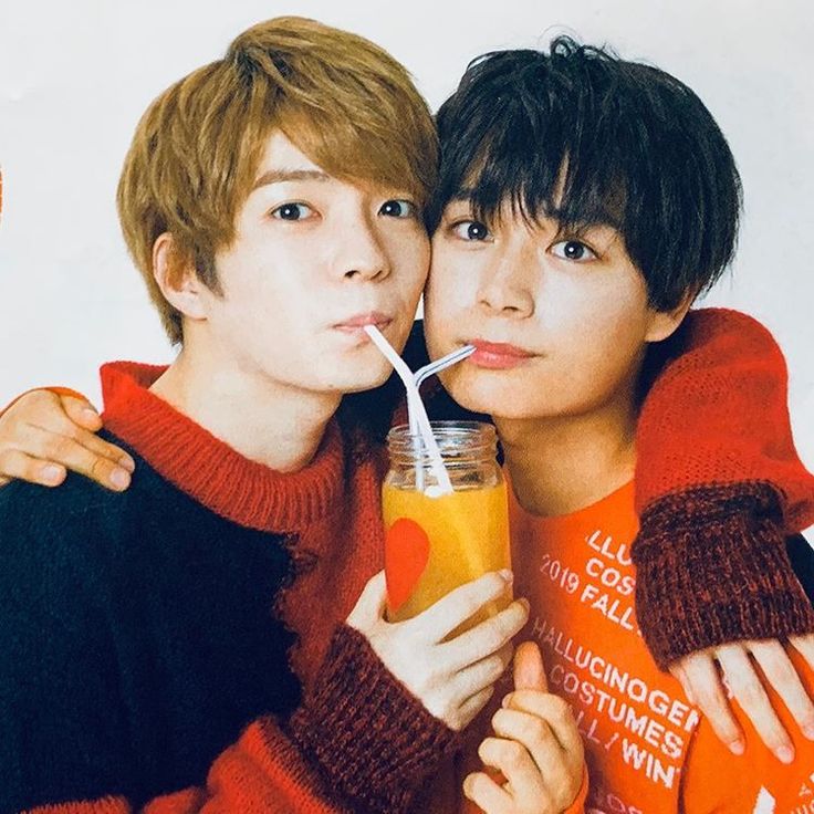 同じ飲み物を飲む2人
