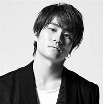 顔を傾ける男性
