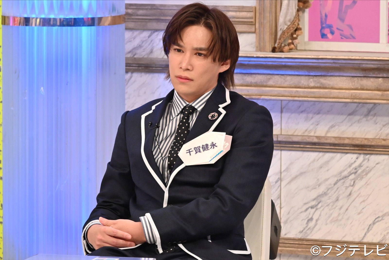 手を組む男性