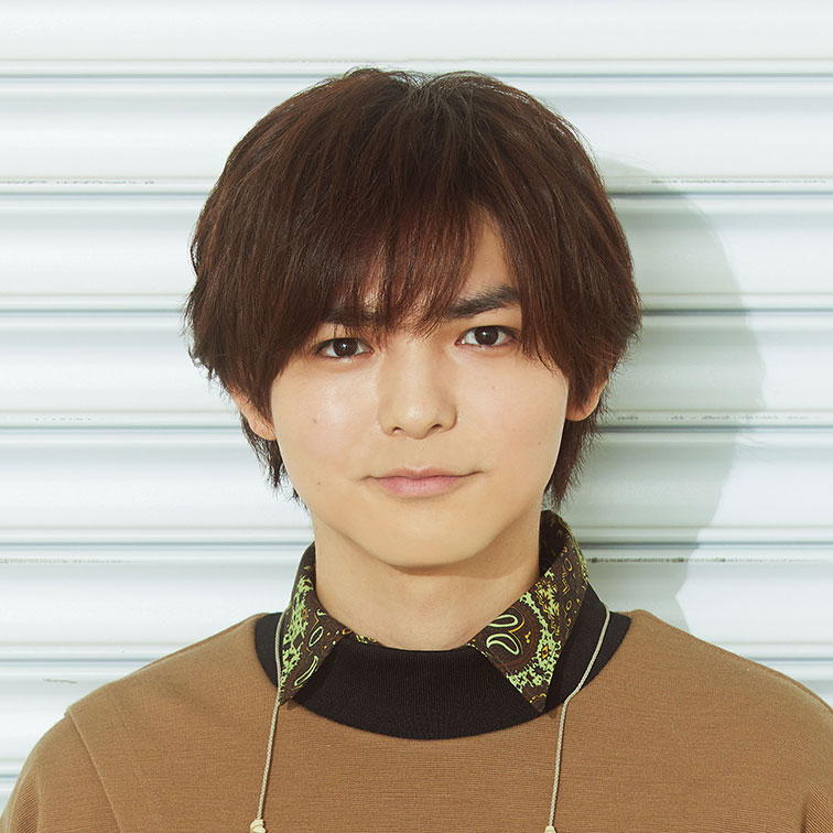 難しい顔をした男性