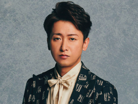 正面を向く男性