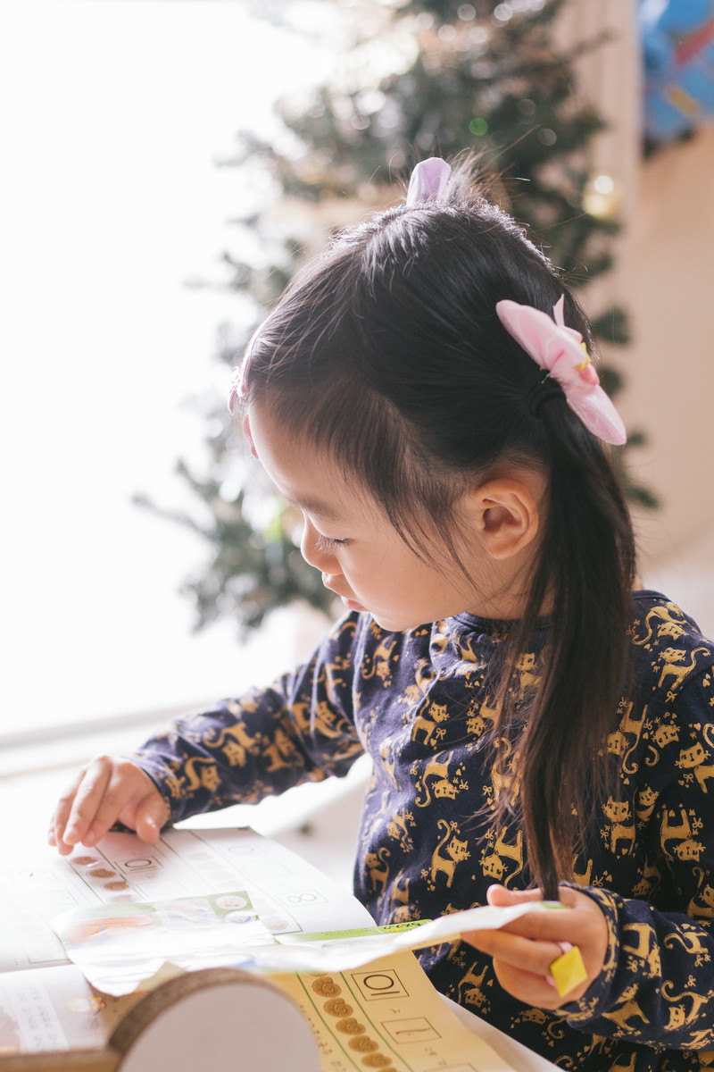勉強する子供