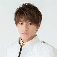 正面を向く男性