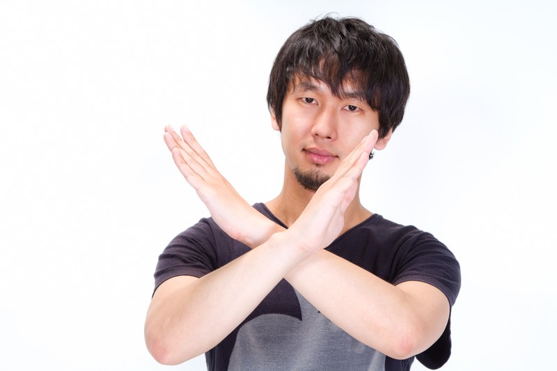 手でバツを作る人