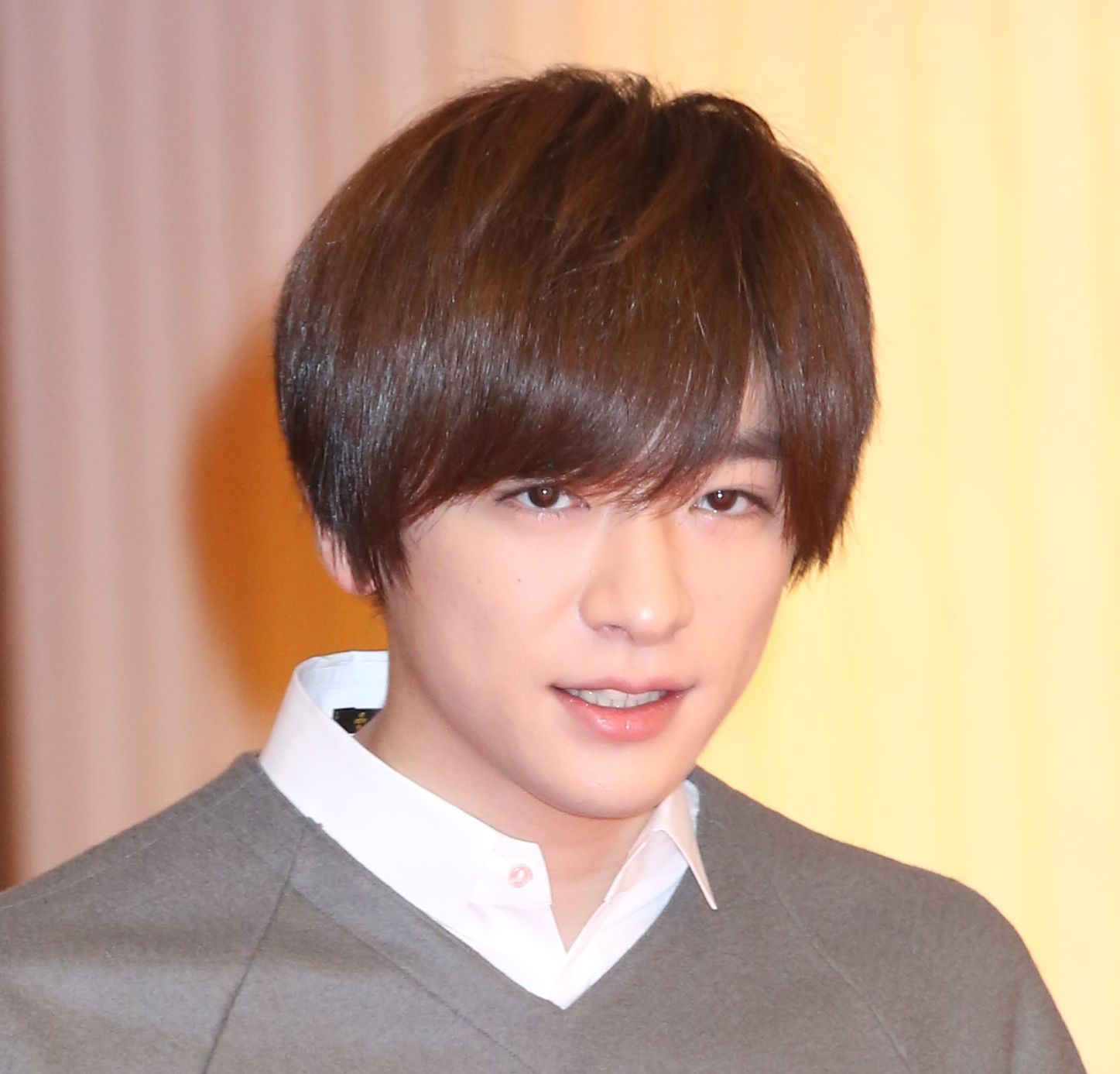 上目つかいの男性