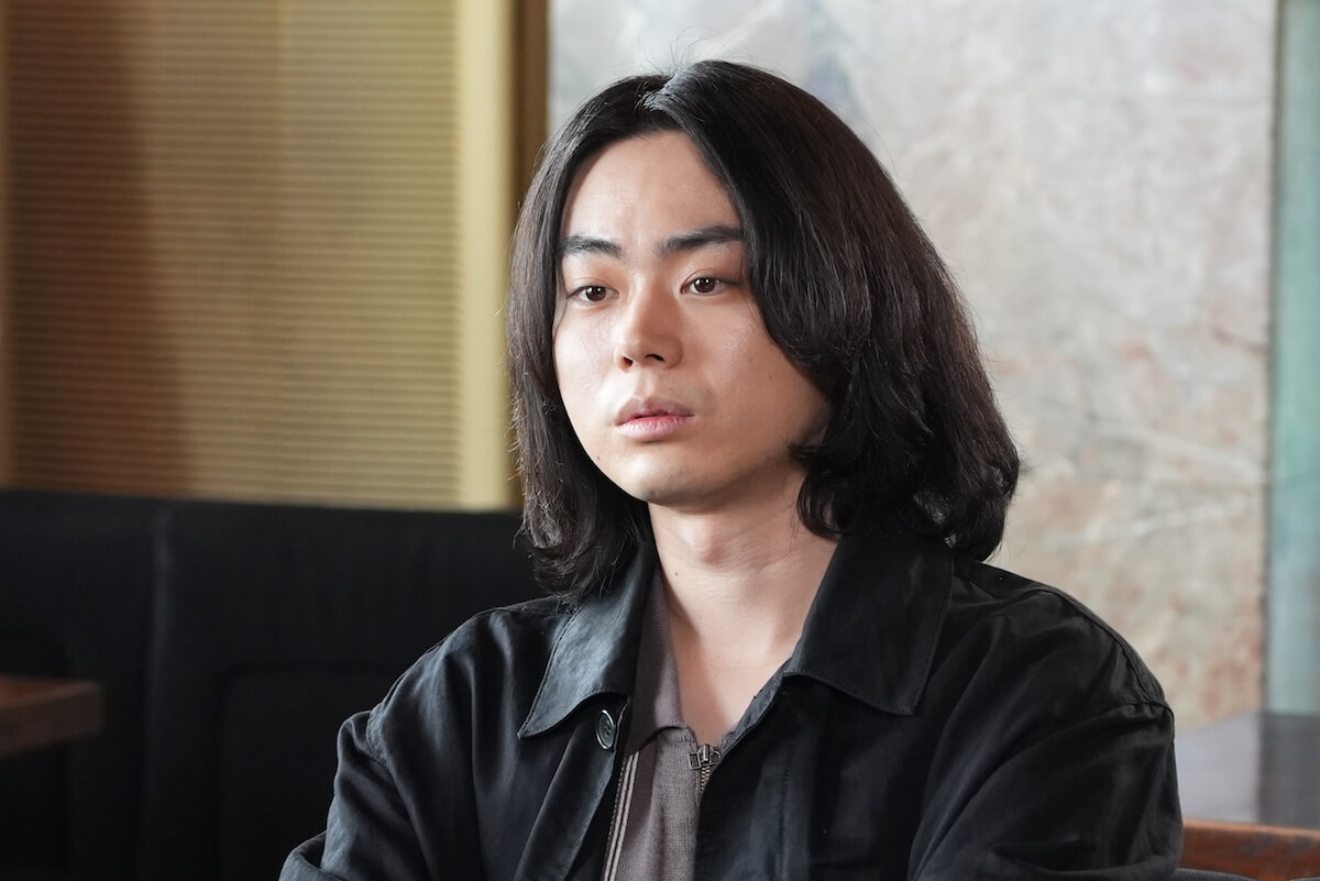 黒髪ロン毛男子