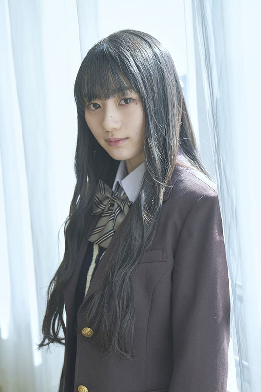 窓際に佇む女性