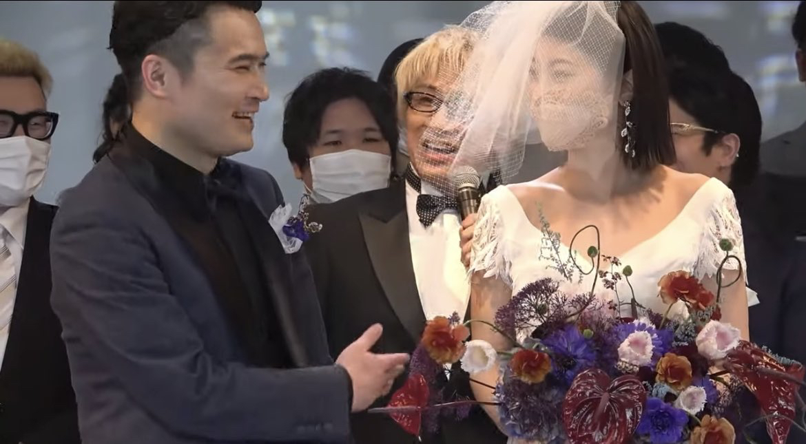 笑い合う人々