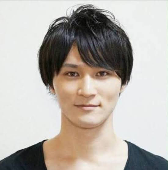 正面を向く男性