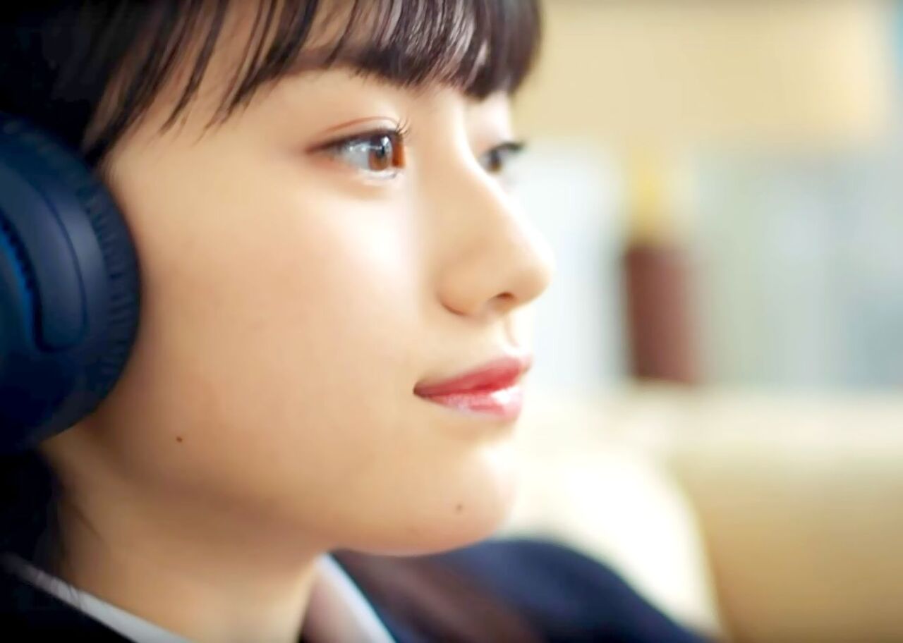 音楽を聴く女性