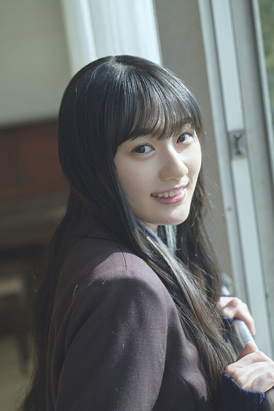 振り返る女性
