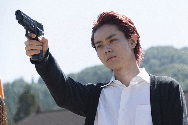 拳銃を構える男