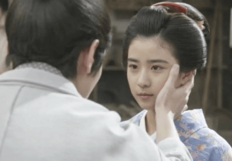 女性の頬を触る男性