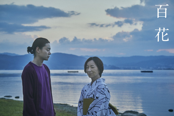 海辺に佇む男女