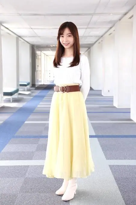 前を向く女性