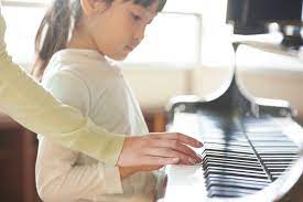 ピアノ弾く子供