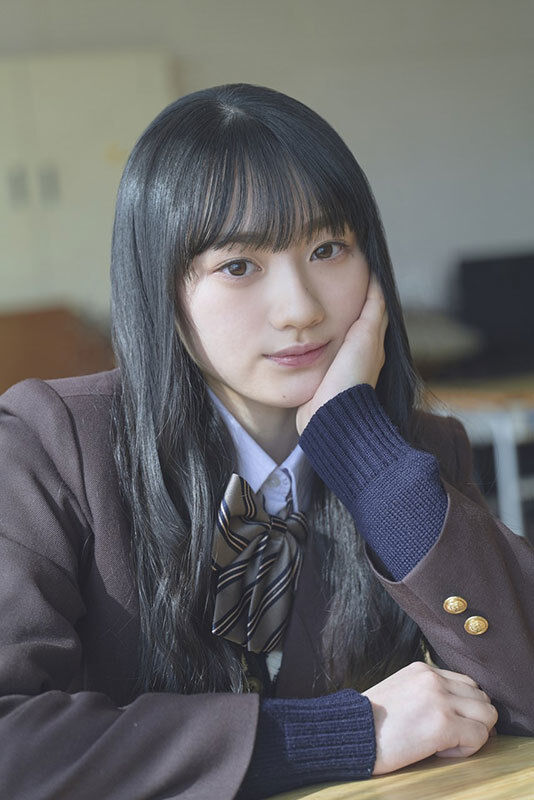 手を頬につく女性