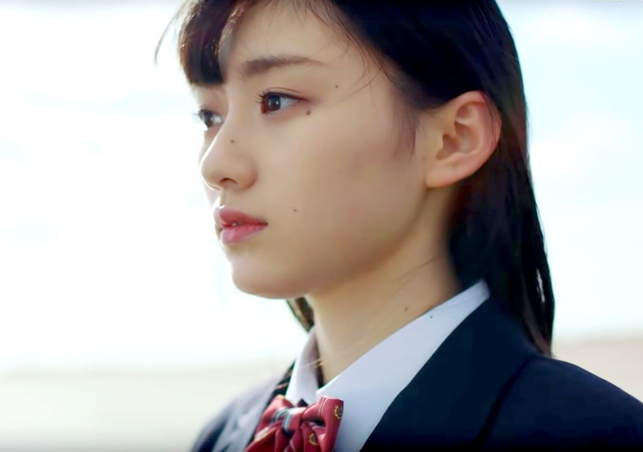 遠くを見る女性