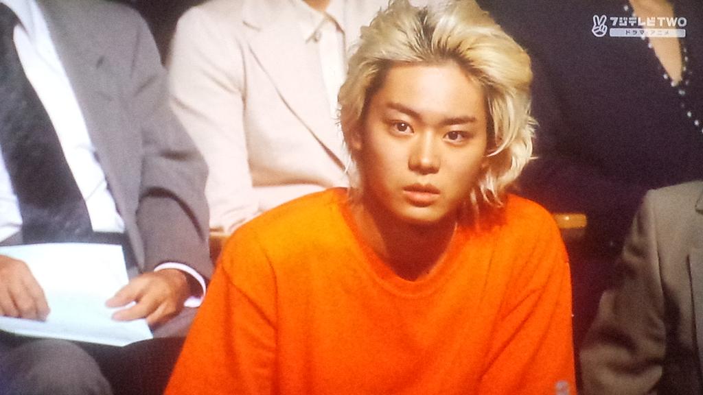 金髪ロン毛男
