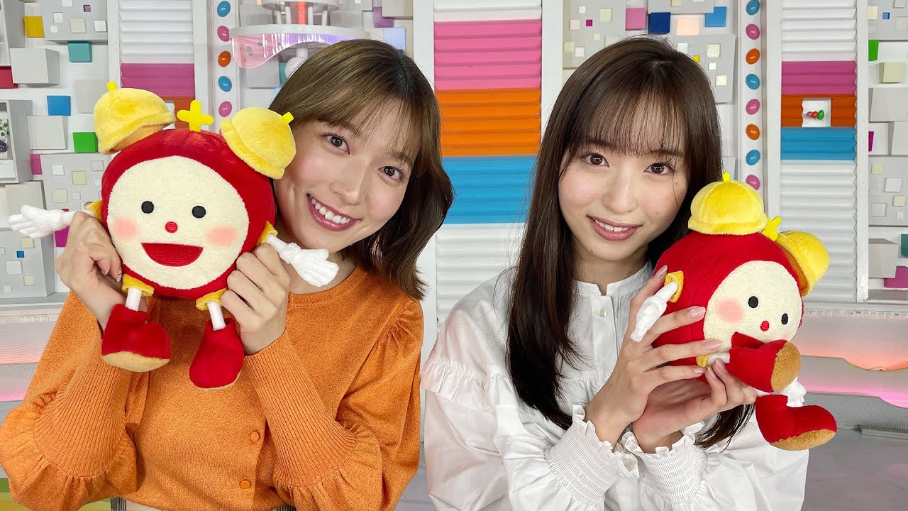 ぬいぐるみを持つ女性