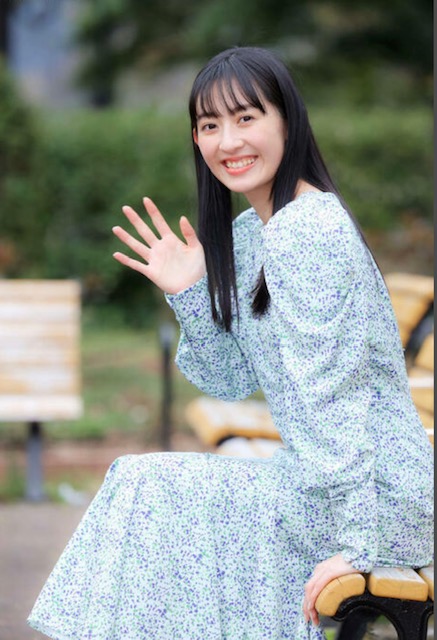 手を振る女子