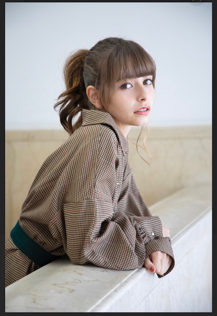 ポニーテール美女