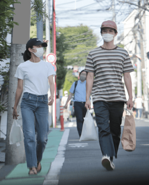 仲良く歩く男女