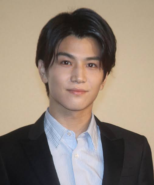 センター分けの男性