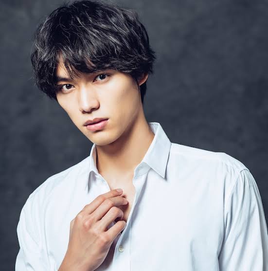 シャツを着た男性