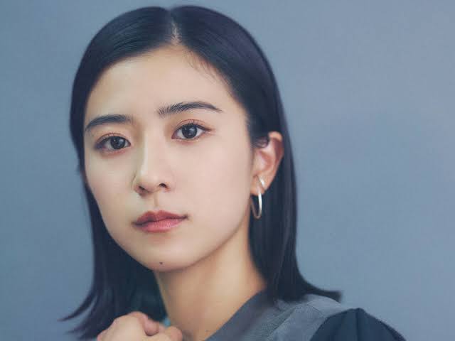 正面を見る女性