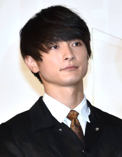 前髪の長い男性